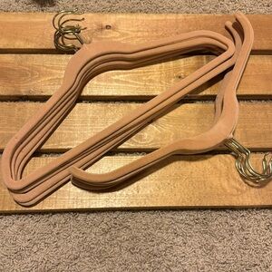 Set 12 tan flecked shirt hangers.